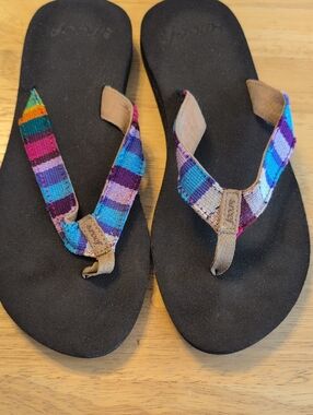 Reef Women's Black Sandals with Multicolor Stripe Fabric Straps Size 8